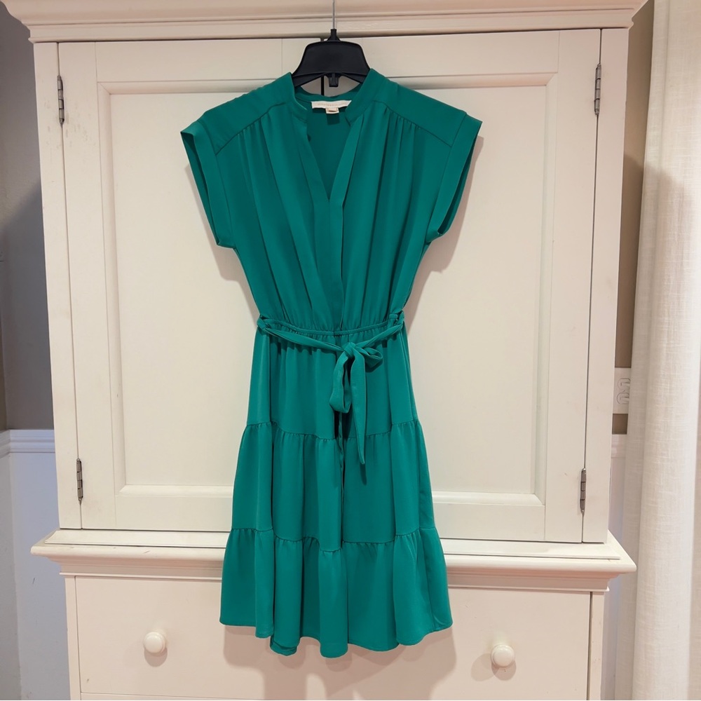 Green V-Neck Midi Dress for Casual Occasions